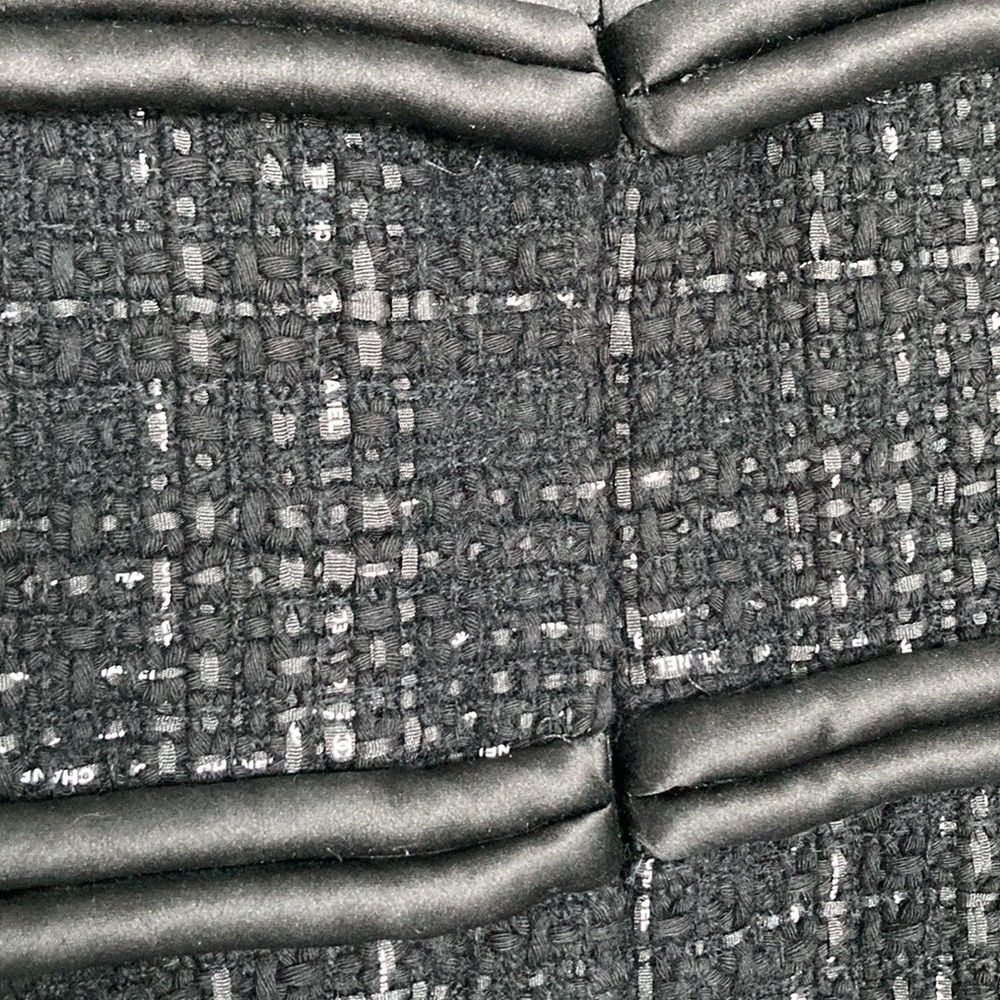 CHANEL BLACK
WHITE RIBBON LOGO TWEED
SILK MINI DRESS 42 - Picture 12 of 12